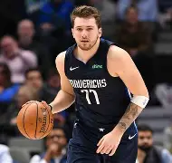又见绝平！达拉斯独行侠与费城76人鏖战至终场，赵继伟读秒救主(独行侠绝杀掘金视频回放)